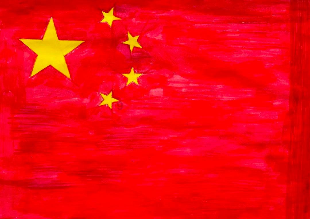 驴友无防护擅闯未完工悬崖栈道,脚下是万丈深渊:地面还是镂空的