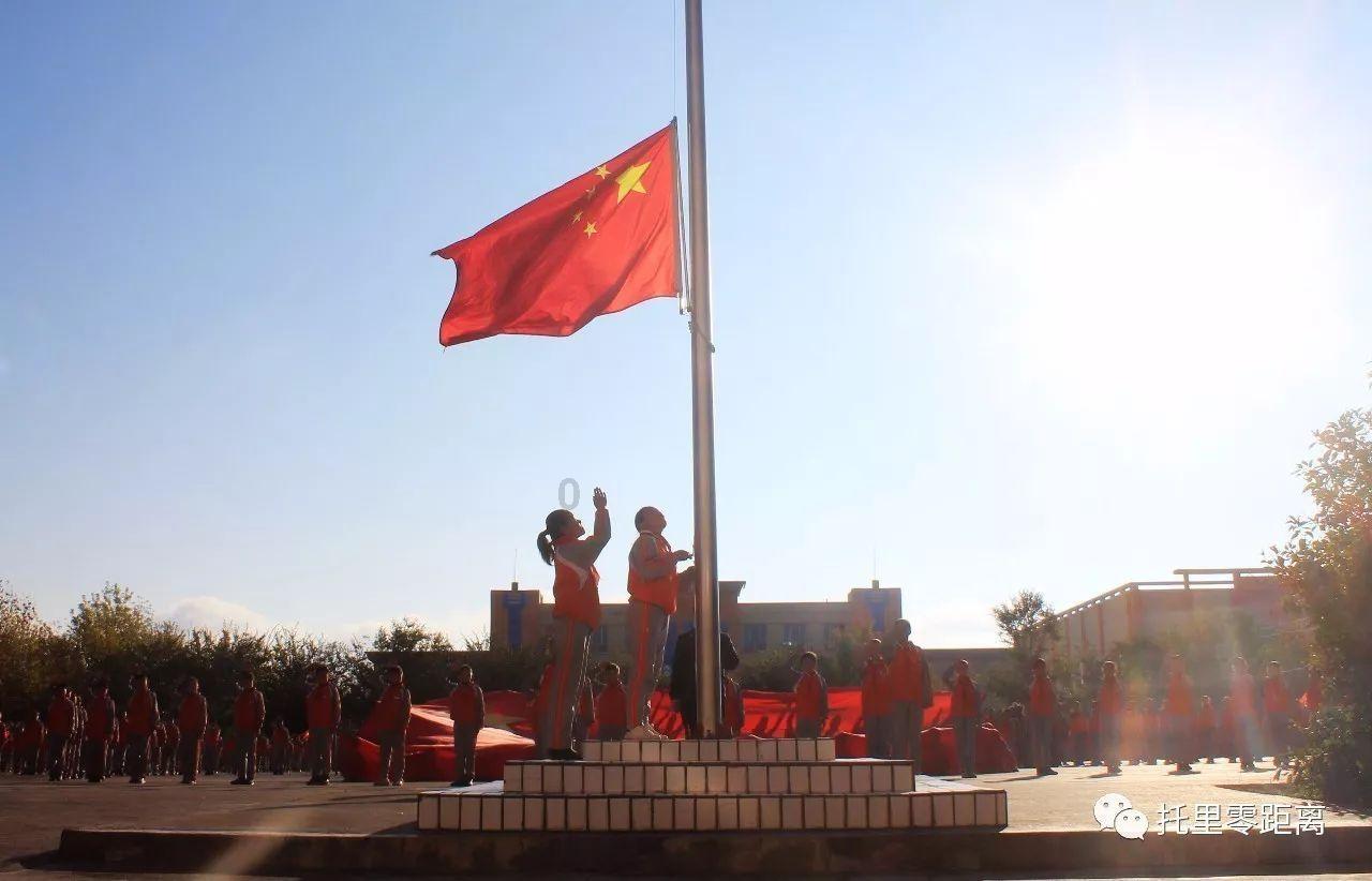 民族团结奏和音,幸福之花挂枝头
