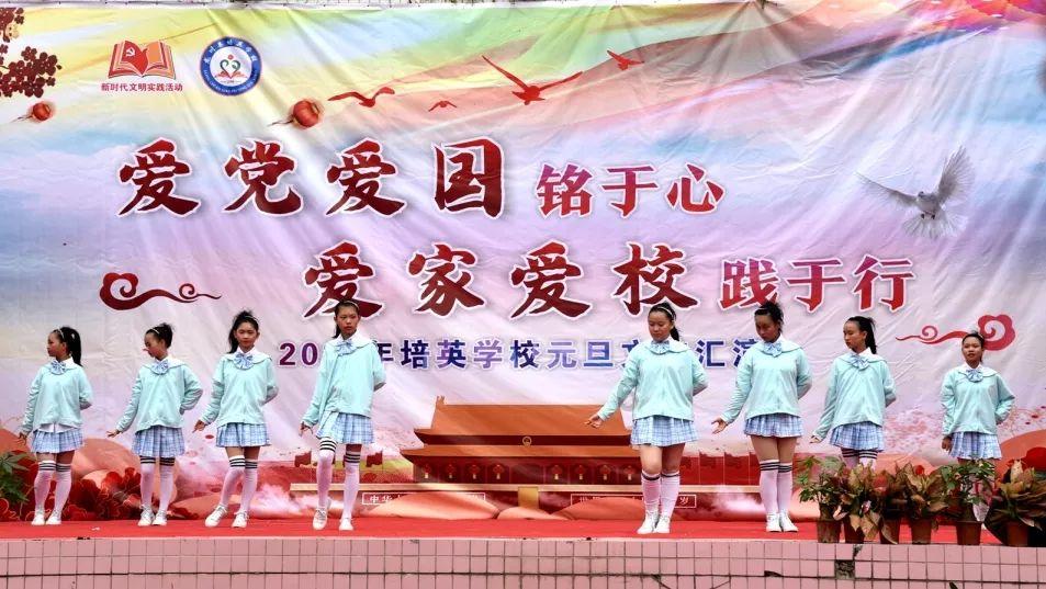 可爱女孩参加宴会