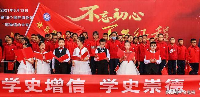 苗绣,既传统又时尚,既是文化又是产业 | 手绘漫画·铸牢中华民族共同体意识