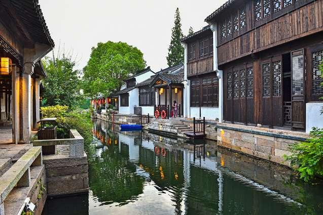 沪郊这家厂是《繁花》取景地，每天有游客探出车间窗户高喊：范总，江湖再见！