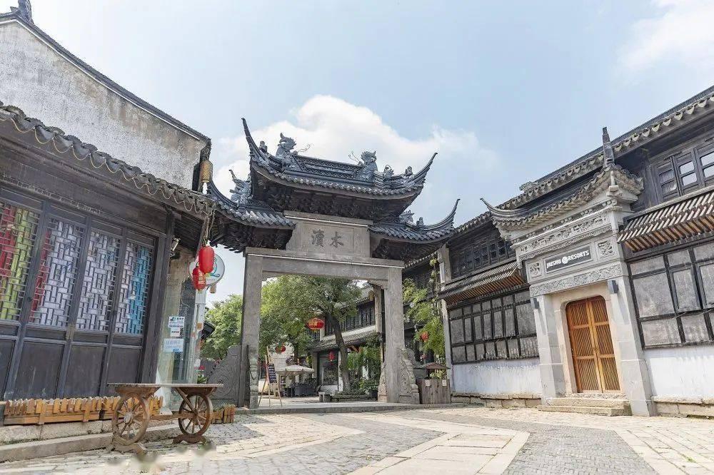 袁姗姗滑雪场惊艳亮相!37岁肤白貌美,这身材是真实存在的吗?